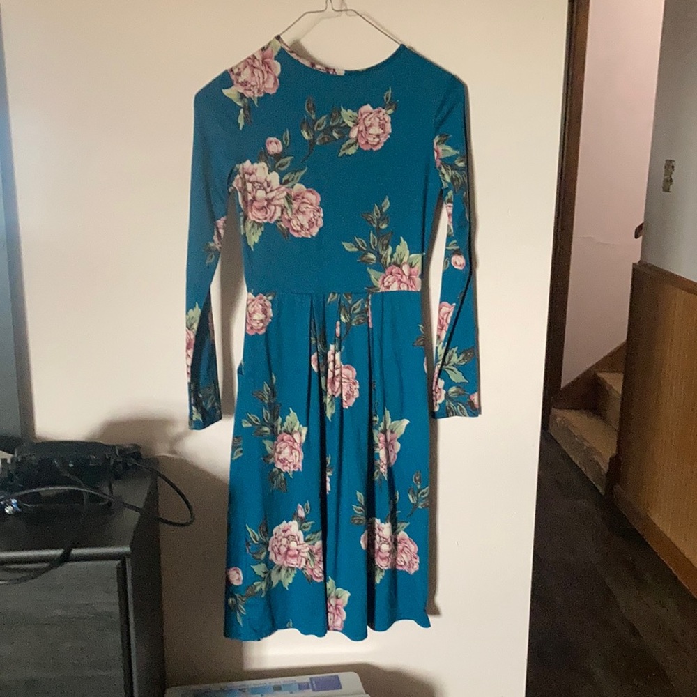 Green long sleeve dress with pockets and pink flowers